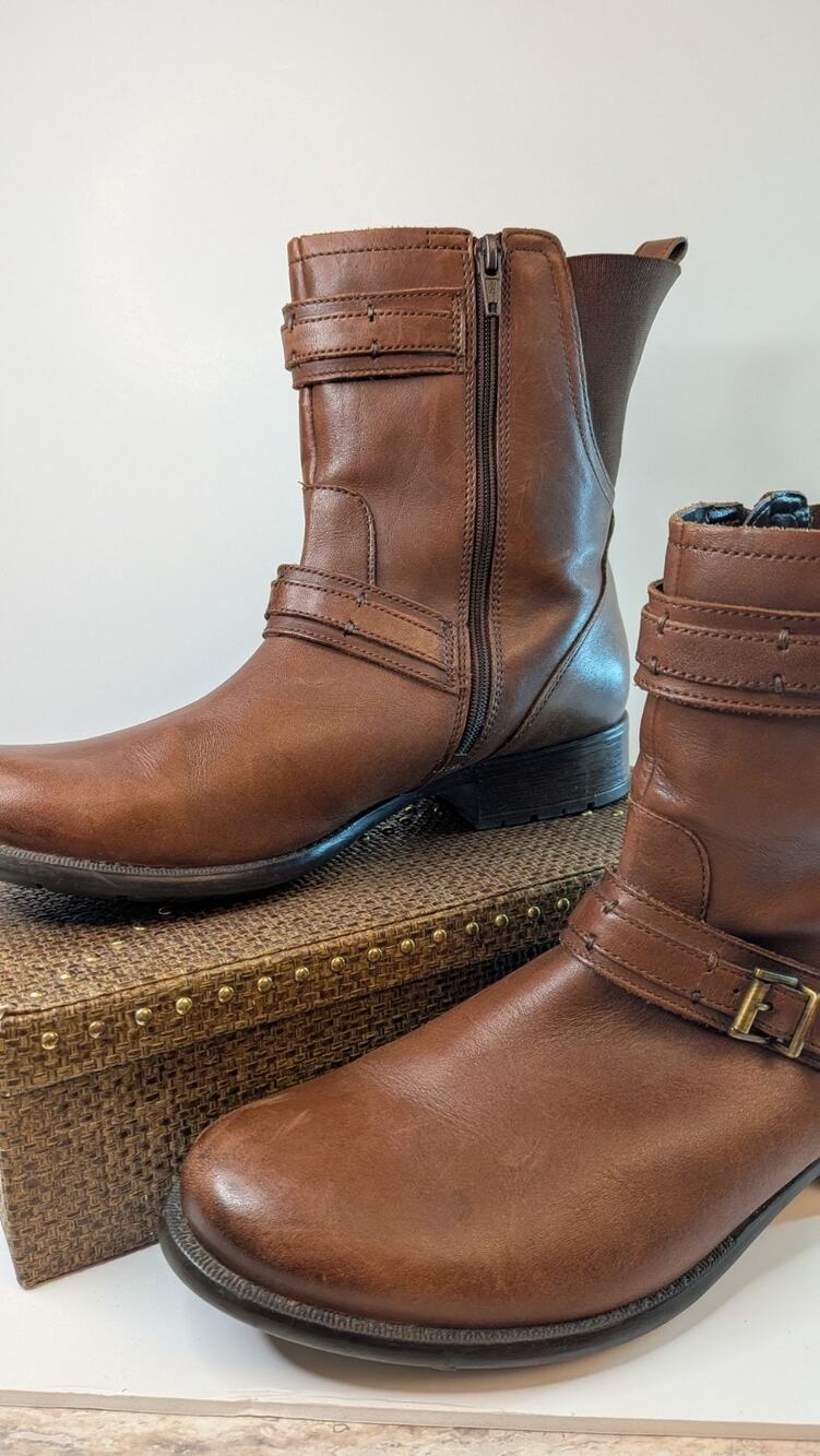 Clarks Women's Brown Leather Biker Boots Moto Buckle Strap Booties Sz 10